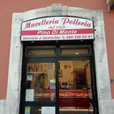 La prossima nostra tappa si trova in via Carulli. Qui si affaccia la pi� antica delle beccherie di Bari, attiva dal 1920: fu fondata da Antonio Amoruso. Oggi l�insegna riporta per� il nome del 60enne Pino Di Monte, l�attuale proprietario